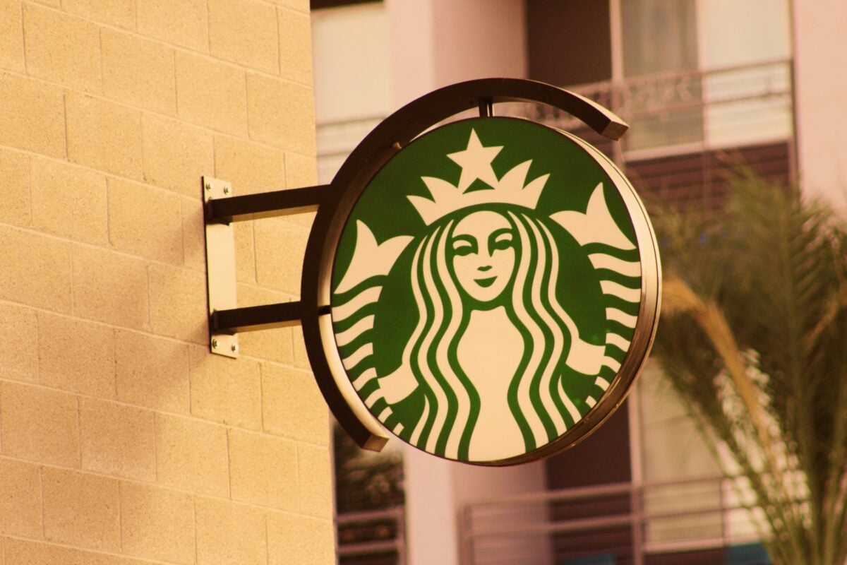 Starbucks a publicat o declarație în care clarifică politica companiei după ce un angajat a „refuzat” cererea unui client de a scrie numele lui Charlie Kirk pe paharul său.