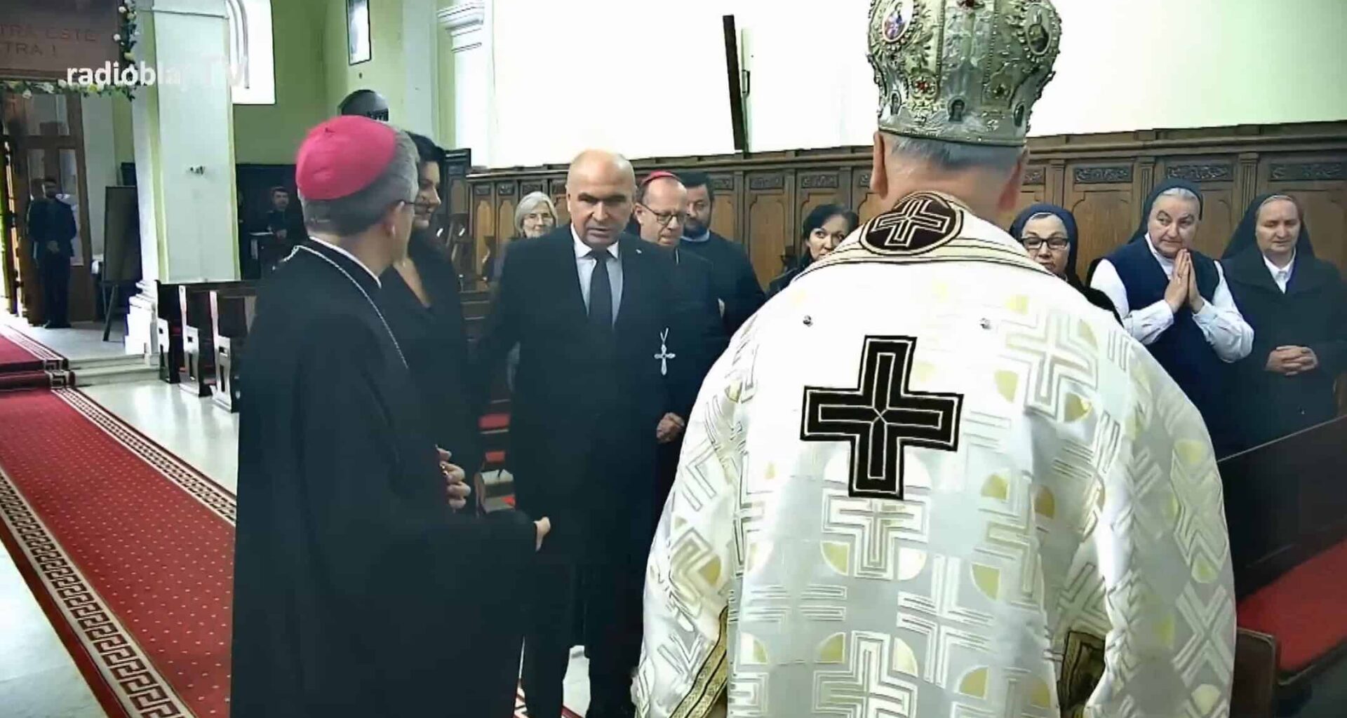 VIDEO: Premierul Ilie Bolojan a ajuns sâmbătă la Blaj, la Catedrala unde este depus trupul neînsuflețit al Cardinalului Mureşan