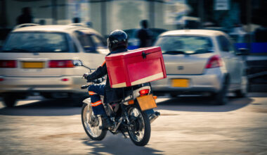 ITM se pune cu controalele pe firmele de curierat. 530 de curieri „la negru”, la un singur angajator din București. „Oamenii să aibă drepturi clare și protecție reală”, în munca pe platforme (ministru)