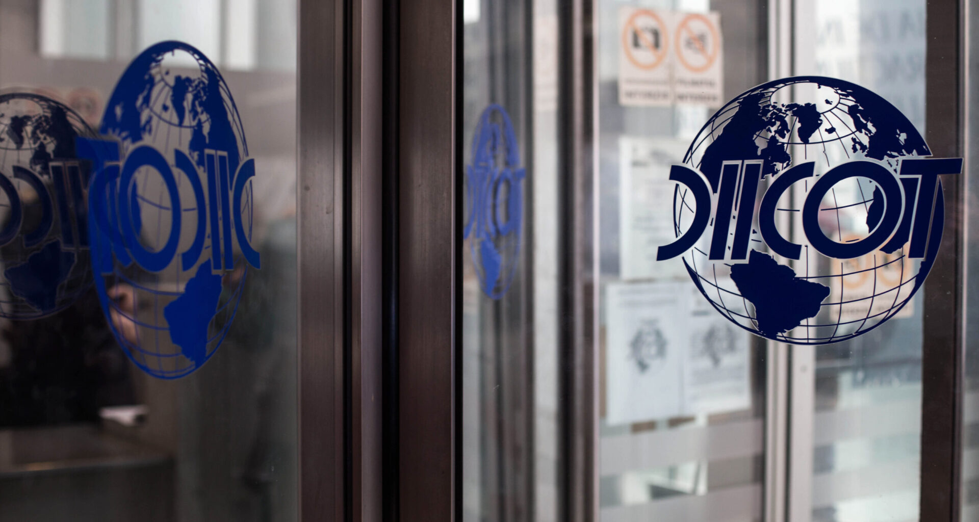 11 persoane reținute pentru pornografie infantilă, trafic de minori și șantaj, în mai multe județe