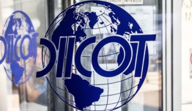 Douăzeci de persoane reţinute şi alte trei, sub control judiciar în dosarul de trafic de droguri, luare de mită şi divulgare de informaţii nepublice/ Gruparea, constituită de o familie şi de un poliţist de la Serviciul Antidrog, care le dădea informaţii