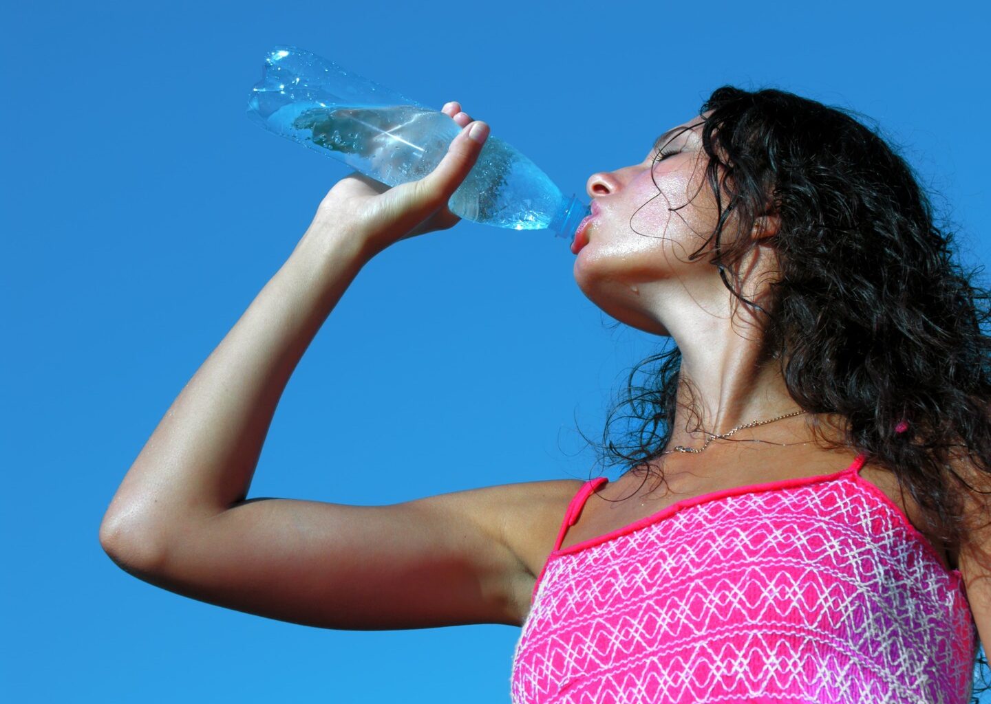 PROIECT Prețul apei din aeroport și gară să fie limitat la 3 lei - Economedia.ro