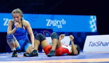 „E urât ce fac!” + „Alerga cu fesul în cap pe plajă, iar colegele se relaxau pe șezlong”