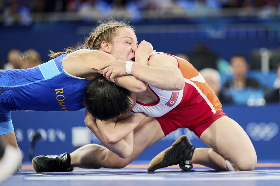 A luat bronz la Mondiale, iar antrenorul le bate obrazul celor de la Steaua: „E urât ce fac!” + „Alerga cu fesul în cap pe plajă, iar colegele se relaxau pe șezlong”