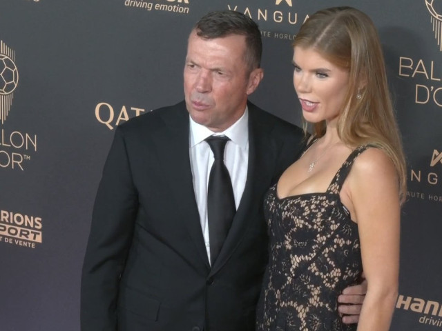 Nu se mai ascund! După 5 divorțuri, s-a afișat pe covorul roșu alături de o femeie cu 38 de ani mai tânără