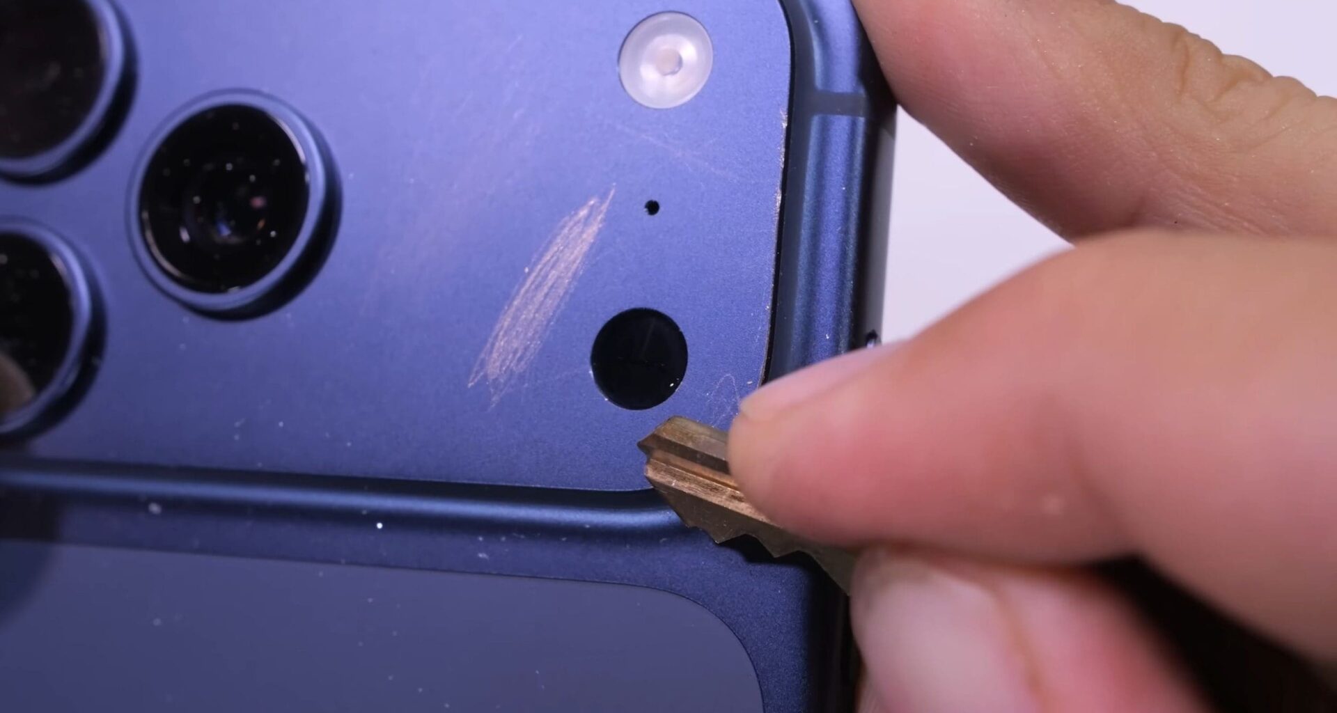 Apple explică „zgârieturile” de pe iPhone 17 Pro și spune că sunt urme normale de uzură