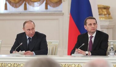 Serghei Nariskin, directorul Serviciului de Informatii Externe al Rusiei (SVR), alaturi de presedintele Vladimir Putin, Foto: WillWest News / Profimedia Images