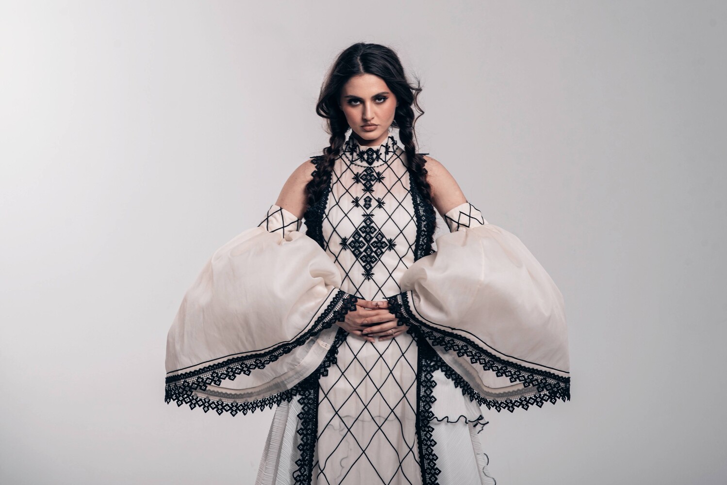 INTERVIU. „Dacă îl scoatem din rigiditate și îl scuturăm de stigmă, folclorul poate fi reînviat și prezentat întregii lumi”. O fostă concurentă la Vocea României lansează „Drăgaica”, un album-manifest