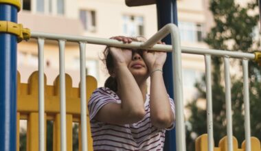 Bărbat de 52 de ani, reținut după ce a luat de mână o elevă cu forța în apropierea școlii. Fata a fost salvată de trecători