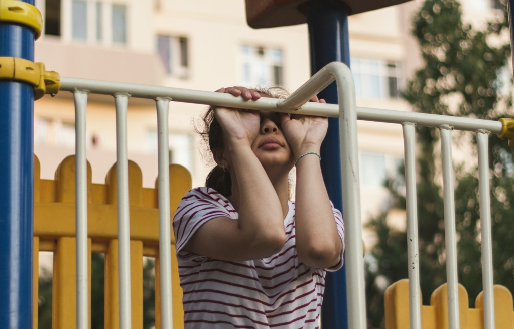 Bărbat de 52 de ani, reținut după ce a luat de mână o elevă cu forța în apropierea școlii. Fata a fost salvată de trecători