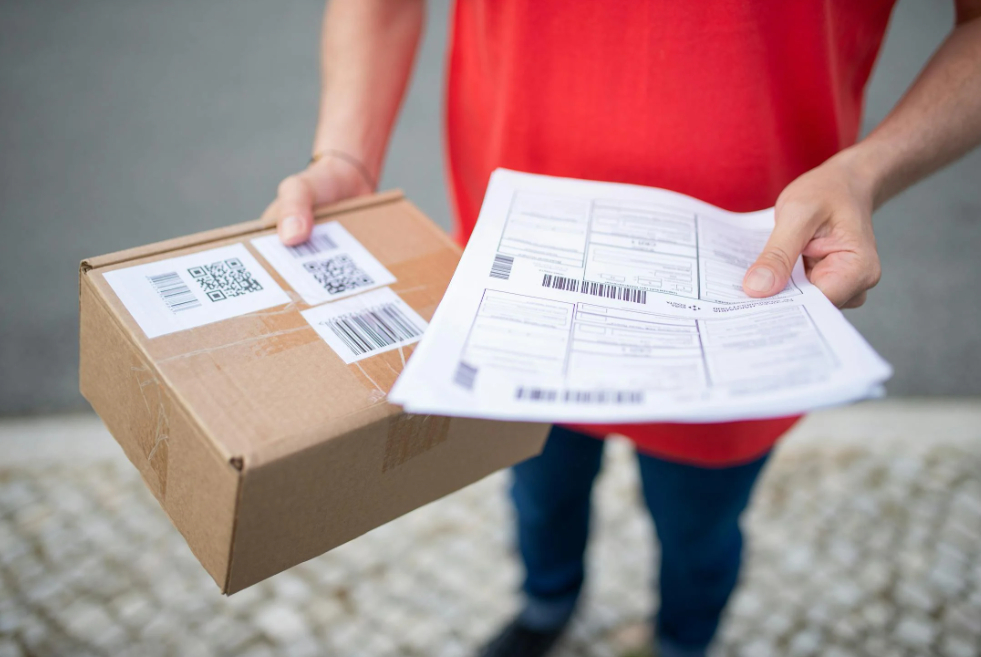 Românii au ajuns să fie păcăliți cu comenzi false cu plata ramburs. Cum se pot proteja cumpărătorii de escroci