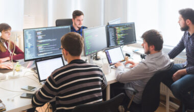 Românii caută joburi pe termen scurt presați de lipsa banilor, dar angajatorii vor calificați și stabili. Rezultatul?