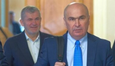 ”Omule, să stai în spatele premierului și să vorbești tot timpul de Charalambous...”