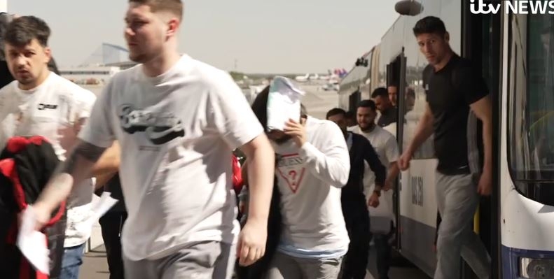 Cum arată românii deportați de Marea Britanie, cu 2.000 de lire fiecare. S-a lăsat cu scandal în drum spre avionul către România. „De ce trebuie să fiu deportat?” VIDEO