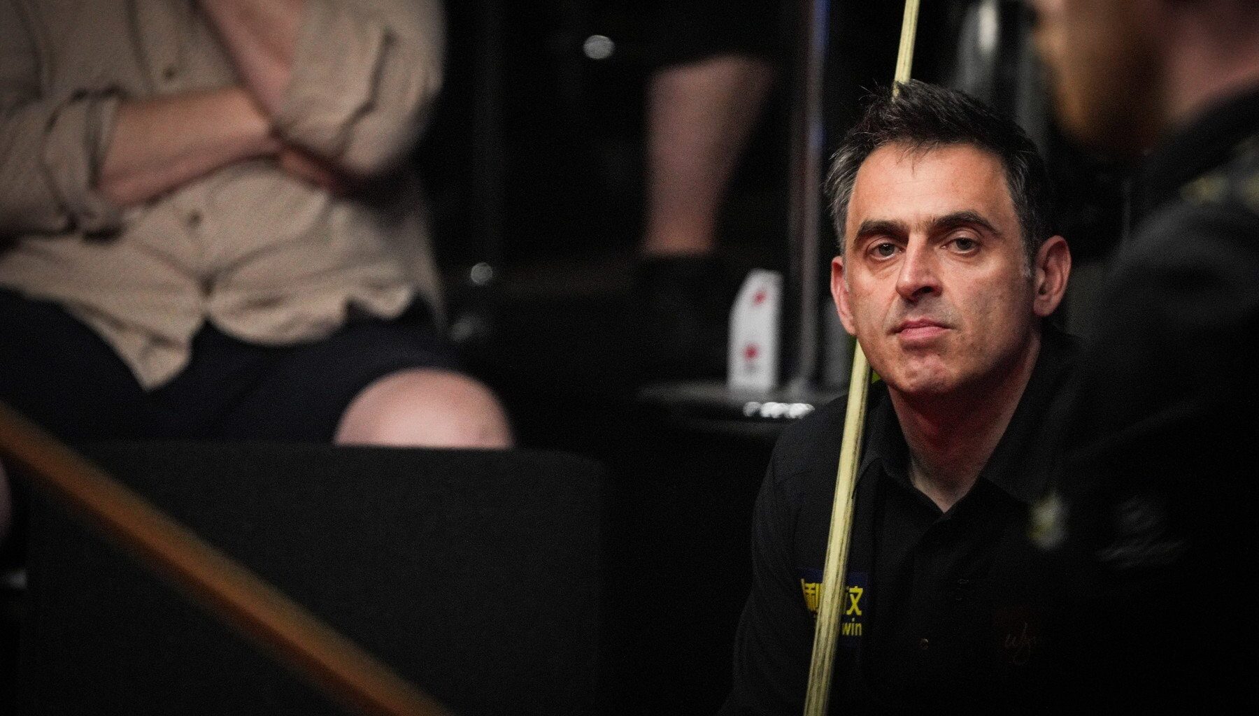 Ronnie O'Sullivan, la masa de joc. Cel supranumit The Rocket este considerat unul dintre cei mai buni jucatori de snooker din istorie.