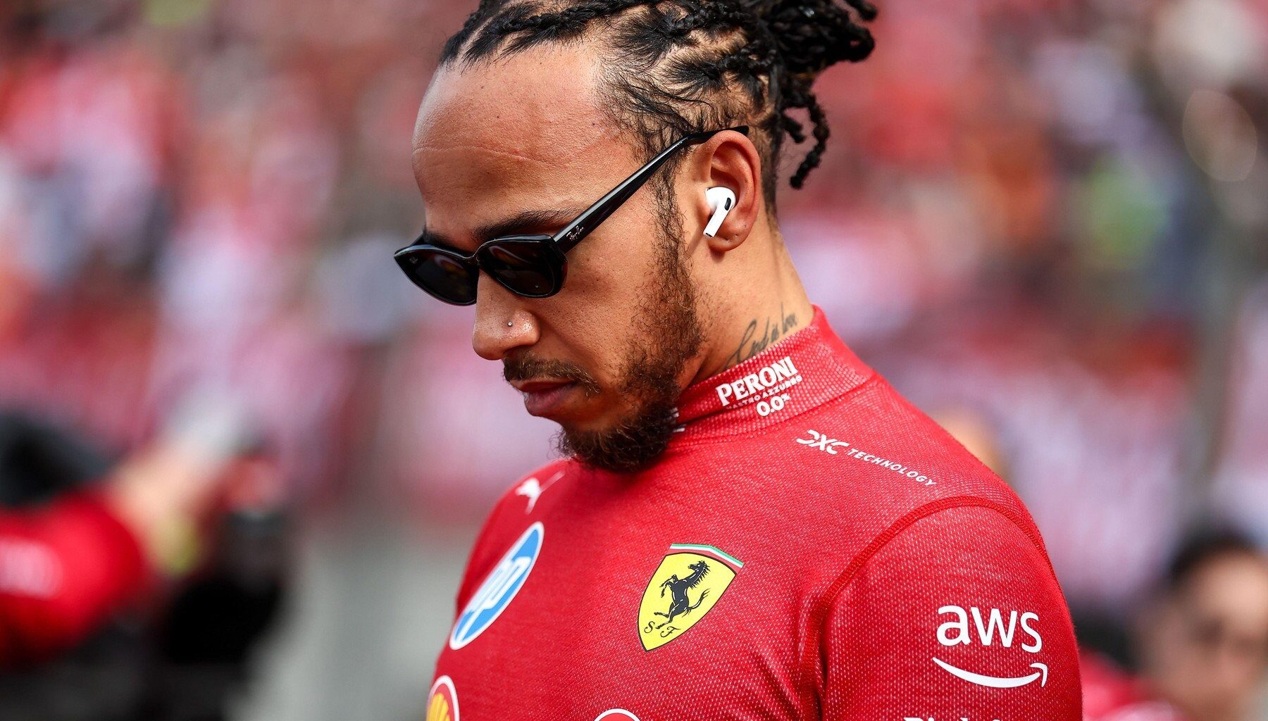 Lewis Hamilton în echipamentul roșu al Scuderiei Ferrari pe un circuit de Formula 1
