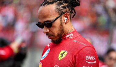 Lewis Hamilton în echipamentul roșu al Scuderiei Ferrari pe un circuit de Formula 1