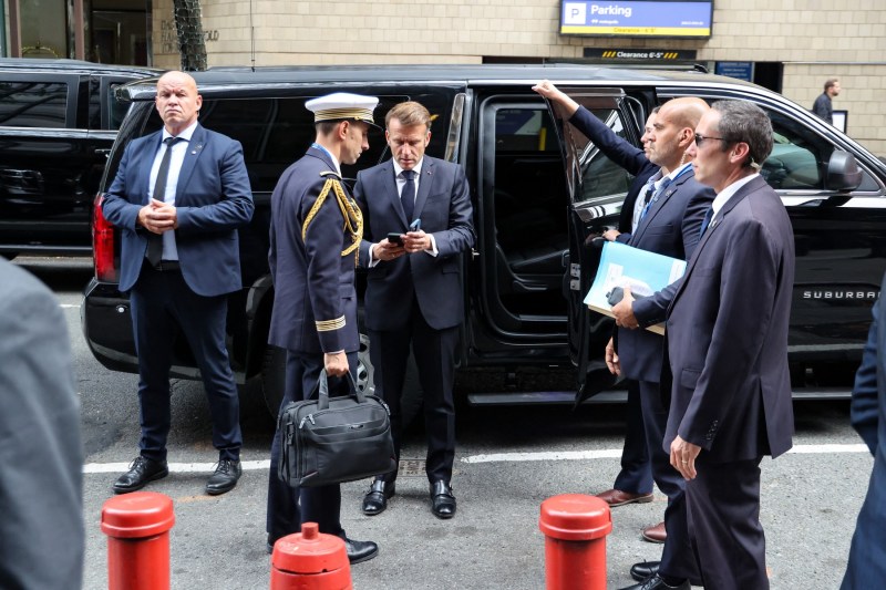 VIDEO Macron, forțat de Trump să meargă pe jos. „Ghici ce, aștept să trec strada pentru că totul e blocat din cauza ta”