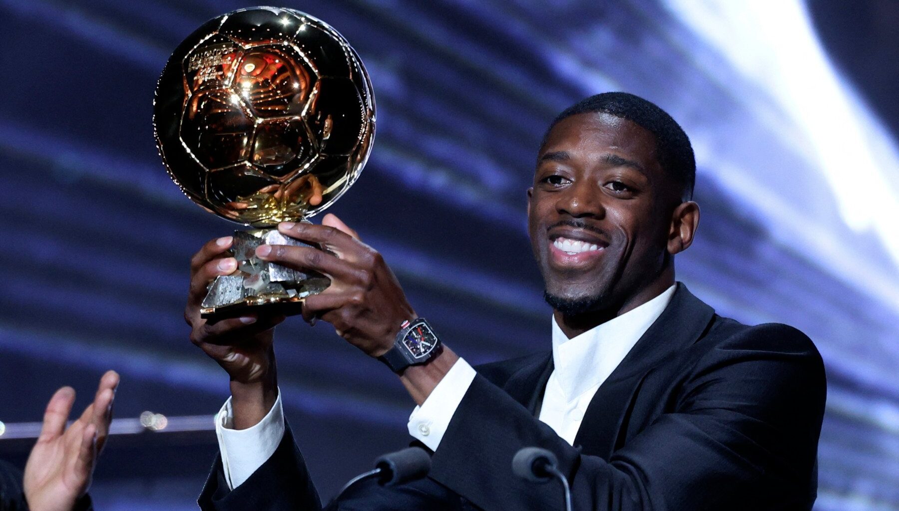 Atacantul echipei Paris Saint-Germain Ousmane Dembele este câștigătorul Balonului de Aur 2025