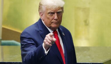 Trump amenință Rusia cu taxe vamale „foarte puternice, care ar opri foarte repede vărsarea de sânge”, dar îi ia în colimator și pe aliații europeni