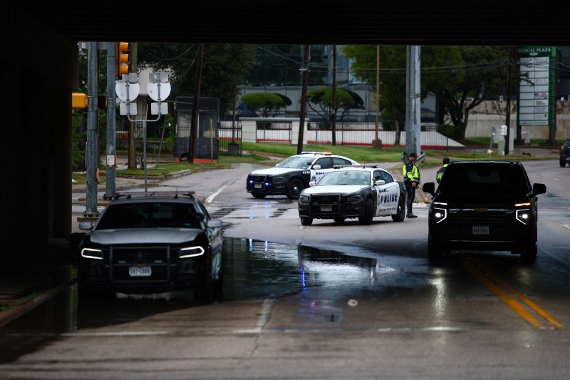 FOTO Atac sângeros la biroul de imigrări din Dallas: Două persoane ucise, mesaj „anti-ICE” pe gloanțele suspectului