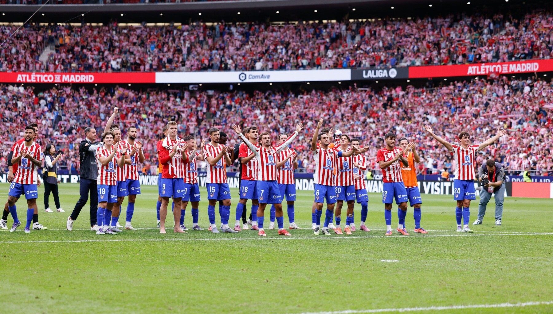 Atletico Madrid celebrează victoria din derbiul orașului cu Real Madrid, scor 5-2