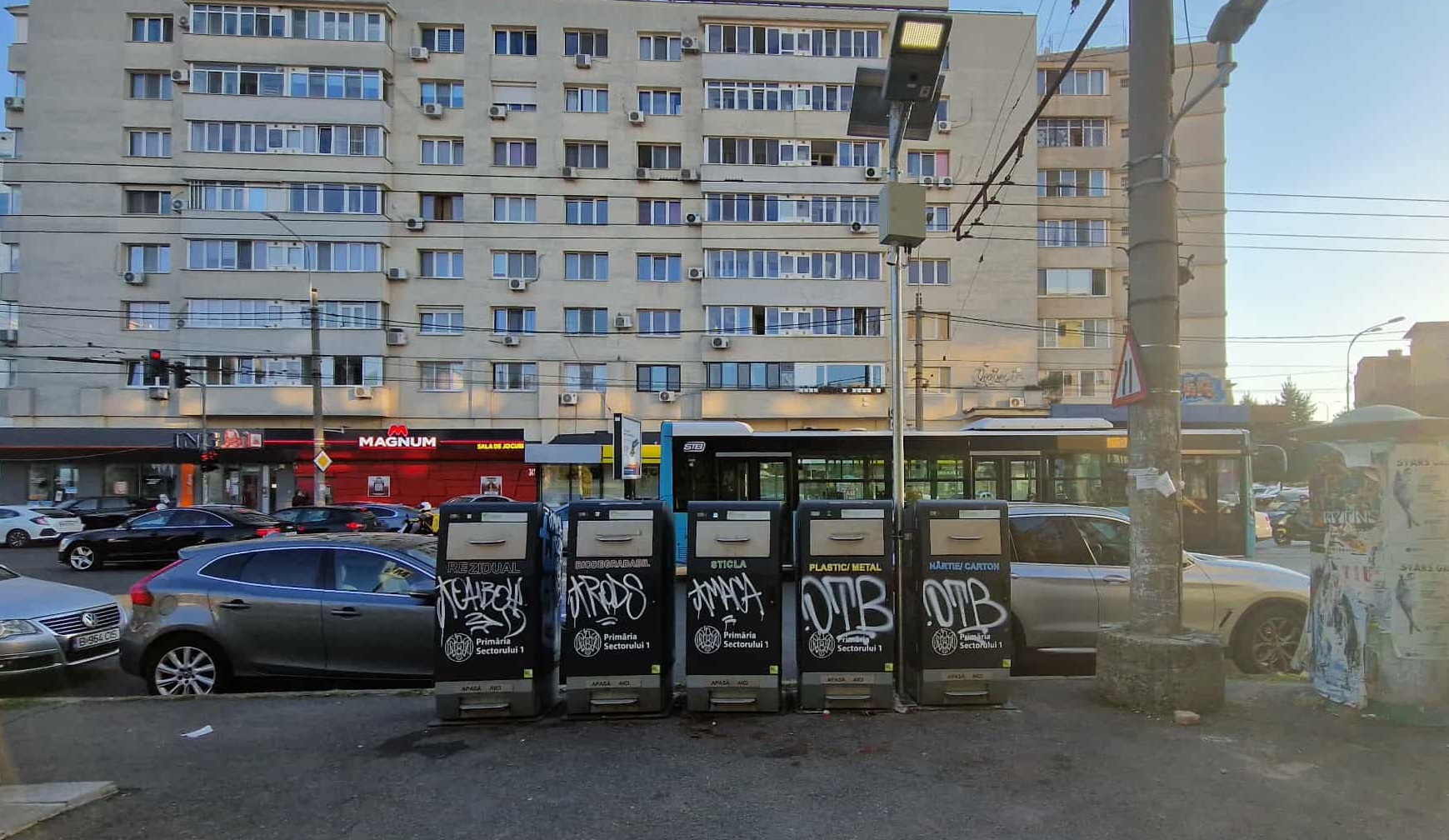 Cum arată niște pubele inteligente de milioane de euro: soluție civilizată pentru gunoi sau un tun financiar la Sectorul 1?