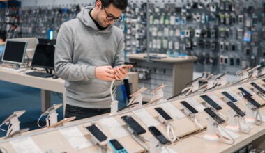 Smartphone-urile devin un lux? Cine sunt