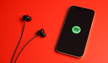 Spotify va marca muzica realizată cu inteligență artificială și actualizează regulile împotriva clonării neautorizate de voce și a spam-ului AI