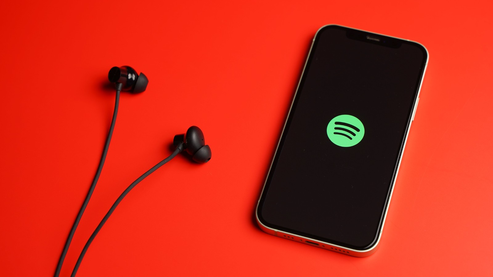 Spotify va marca muzica realizată cu inteligență artificială și actualizează regulile împotriva clonării neautorizate de voce și a spam-ului AI