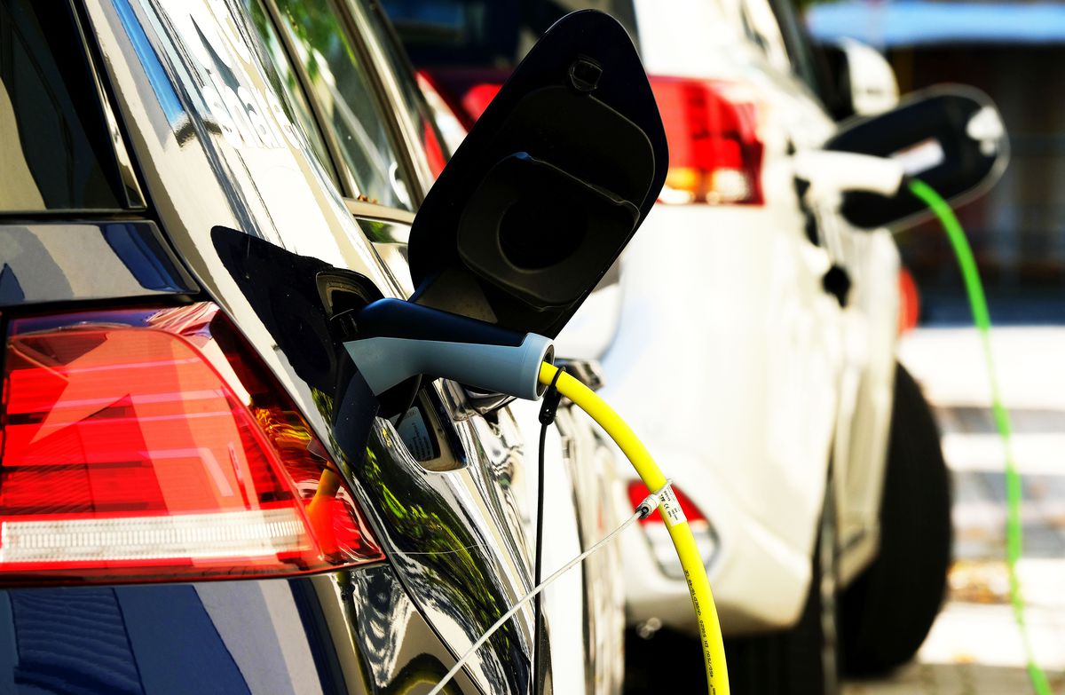 Mașinile hibride plug-in poluează aproape la fel de mult ca cele pe benzină! Raportul Guardian zguduie piața auto