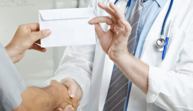 Dosar penal: 6.000 de euro pentru obținerea unui post de brancardier la Spitalul din Rădăuți