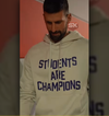 Novak Djokovic și hanoracul pe care scrie „Studenții sunt campioni”. Foto: Captură, Instagram, @sport.klub