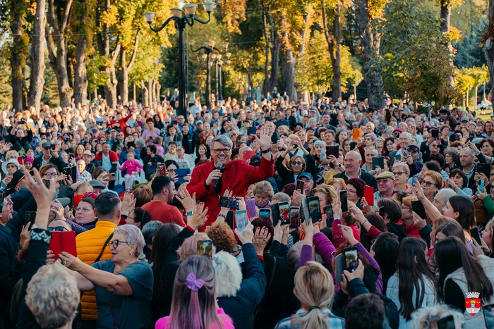Fuego, în mijlocul vasluienilor FOTO: Facebook/Primăria Vaslui