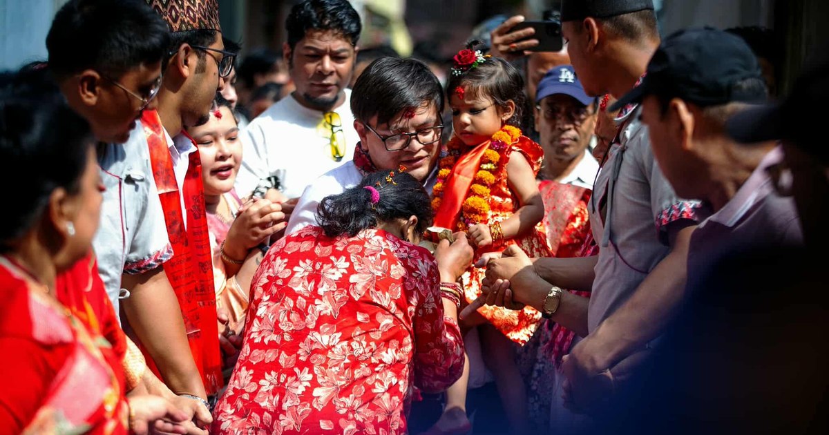 „Zeița vie” a Nepalului: ritualul traumatizant prin care a fost aleasă fetița de 2 ani care n-are voie să atingă pământul