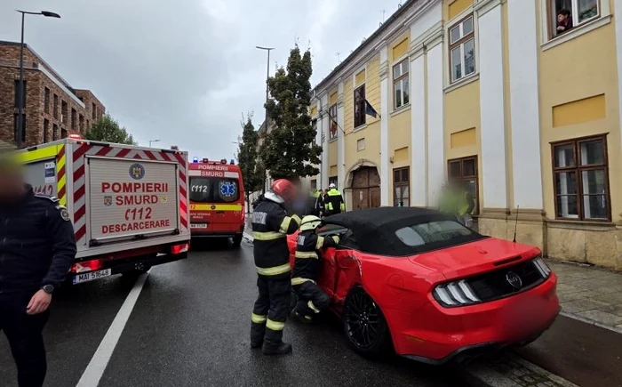 Mașina a intrat pe contrasens și a ajuns pe trotuar. FOTO Ziua de Cluj