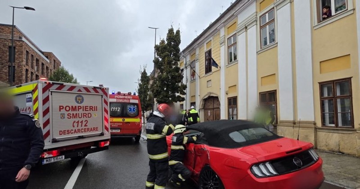 Copil de 12 ani, grav rănit de o mașină care a intrat pe contrasens şi a ajuns pe trotuar, în Cluj-Napoca. Mama, în stare de șoc