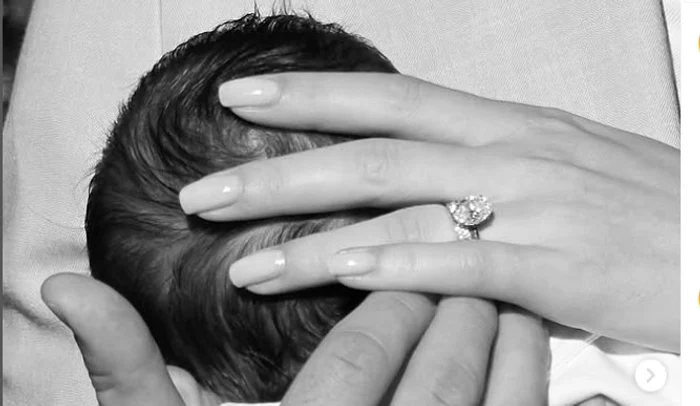 Părinții îi țin capul micuțului Giorgios