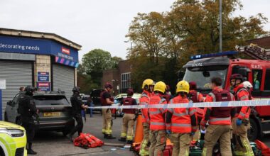 Atac la o sinagogă din Manchester: doi morți după ce un bărbat a intrat cu mașina în mulțime. „Are o bombă”