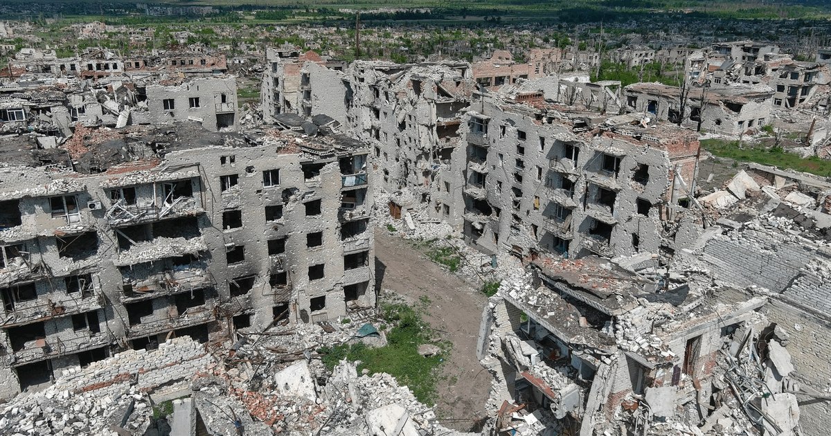 Imagini cutremurătoare din orașul ucrainean transformat în ruine după „eliberarea” rusă: din 10.000 de locuitori a mai rămas o femeie