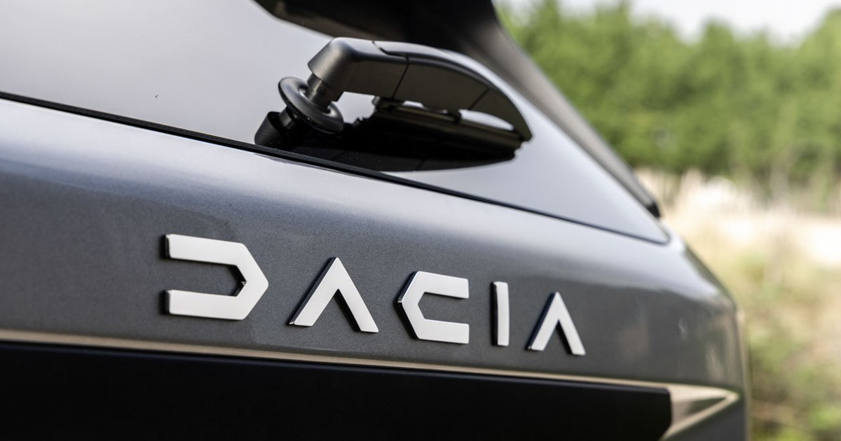 Flota nouă de mașini a Guvernului: Cancelaria renunță la mașinile cu șoferi și achiziționează 17 Duster noi, în garanție