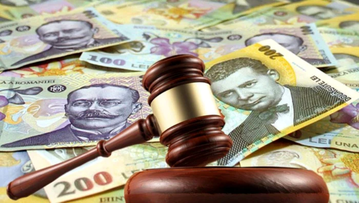 Un ciocan de judecător pus peste bancnote de 200 de lei