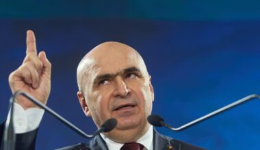 Salariile în sectorul public şi pensiile, plafonate până în 2027. Când spune Bolojan că își va reveni economia