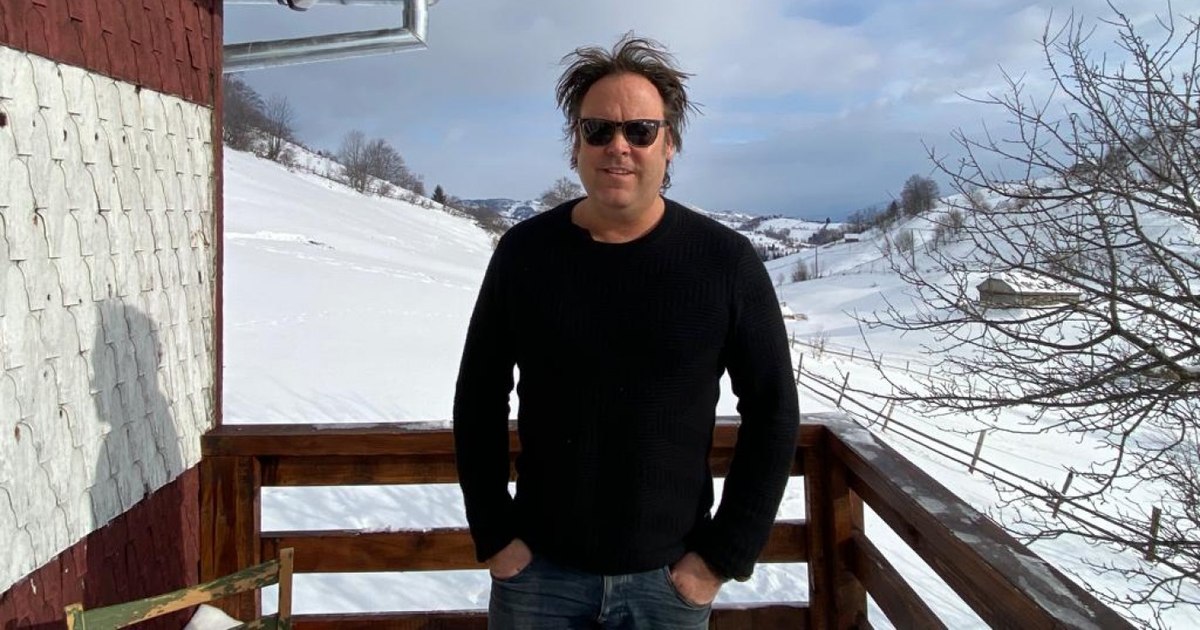 Jurnalistul Charlie Ottley experimentează „aromele României”. Stă în beznă de trei zile: „În Marea Britanie s-ar aplica amenzi mari”