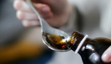 Mai mulți copii au murit după ce au folosit un sirop de tuse contaminat. Medicamentul a fost interzis