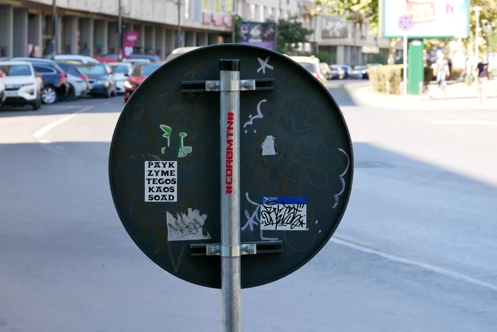 Unul dintre multele indicatoare din oraș, acoperit cu stickere. FOTO: Norbert Nemeș 