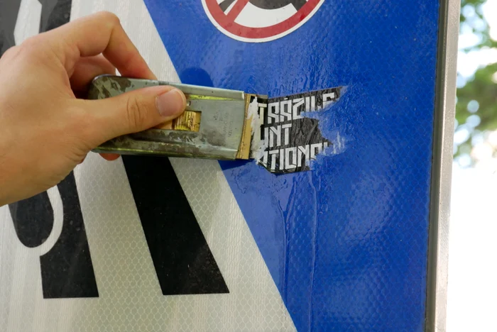 Un indicator poate fi curățat de stickere în 15 minute, spune Iulian. FOTO: Norbert Nemeș 