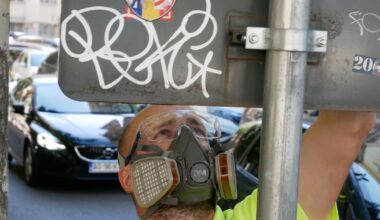 Povestea marinarului care alege să-și petreacă zilele libere curățând Bucureștiul de stickere și graffiti