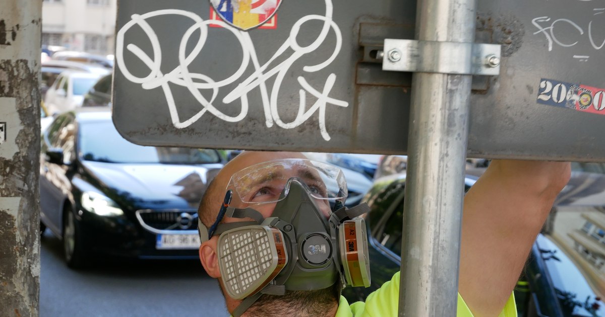 Povestea marinarului care alege să-și petreacă zilele libere curățând Bucureștiul de stickere și graffiti