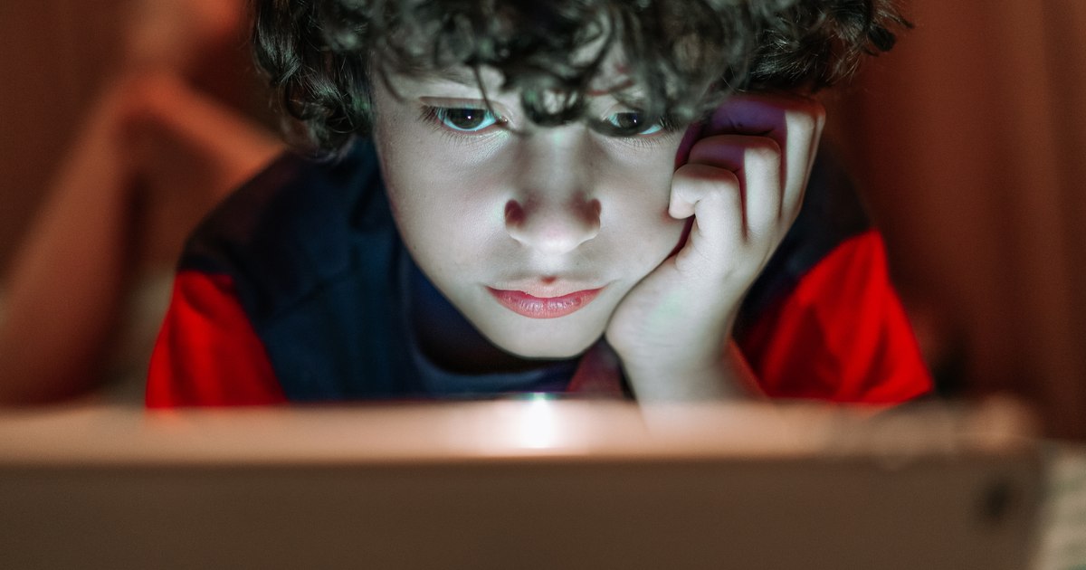 „Am pozele tale nud și tot ce-mi trebuie ca să îți distrug viața”. Infractorii cibernetici vânează adolescenți ușor de manipulat